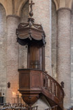 Saint-Philibert de Tournus. La nef<br> La chaire à prêcher date du XIXe siècle.