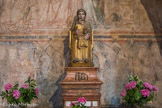 Saint-Philibert de Tournus. La nef<br> Statue romane du 12ème siècle, qui présente une grande parenté avec d’autres vierges auvergnates comme celles de Marsat et d’Orcival.
Elle peut provenir de St Pourçain sur Sioule qui dépendait de Tournus.
Elle représente la Vierge Marie, assise sur son trône de gloire, tenant le Christ sur ses genoux. C’est une statue reliquaire en cèdre, son dos est creusé d’une loge.
La gravité marque son visage : regard profond, bouche ferme, menton volontaire
Ses mains sont très grandes. C’est probablement un signe de puissance.
L’enfant n’est pas le bébé de la crèche mais le Christ, Sauveur des hommes, tenant d’une main le Livre de la Parole, de l’autre bénissant le monde.
La statue doit son nom à une couleur sombre qu'elle avait avant d’être repeinte et dorée au 19ème siècle.