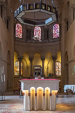 Saint-Philibert de Tournus.  Le chœur.<br> Le chœur de l'abbatiale Saint-Philibert
Le mobilier du chœur a été créé par l'artiste Goudji en 2000. La colombe en argent qui domine l'autel est aussi de Goudji.  Les vitraux et les grisailles de la nef sont dus à Brigitte Simon (1964-1967).