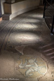 Saint-Philibert de Tournus. Le déambulatoire<br> Dans le déambulatoire on peut admirer de remarquables mosaïques romanes de la première moitié du 12e siècle. Découvertes sous le pavement en 2001, elles représentent les Signes du Zodiaque et les Travaux des Mois des saisons de l'année dans des médaillons circulaires. Il ne restent que quatre des 24 médaillons qui couvraient à l’origine le sol du déambulatoire.