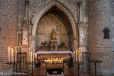 Saint-Philibert de Tournus. La nef<br> Chapelle Notre-Dame la Brune : enfeu de l’abbé Hugues de Fitigny (XVème siècle). Fresque des funérailles de l’abbé et sa présentation au tribunal de Dieu. Statue de Notre-Dame en bois de cèdre, redorée en 1860, de type byzantin, apparentée aux vierges auvergnates (milieu du XIIème siècle).