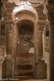 Saint-Philibert de Tournus. La crypte<br> À l'ouest de cette salle, empiétant sous la croisée du transept, se trouve un puits assez profond, qui se trouve au centre topologique de l'église.