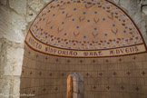 Saint-Philibert de Tournus. La crypte<br> À l'est, dans l'axe, se trouve une de ces cinq portes, de part et d'autre de laquelle sont deux petites niches-absides concaves, évidées dans l'épaisseur du mur de pourtour et percées chacune par une petite baie donnant dans le déambulatoire.
