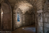 Saint-Philibert de Tournus. La crypte<br> La porte, au gauche,  donne accès à un couloir, parallèle au déambulatoire, reliant entre elles deux chapelles exiguës.