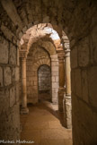 Saint-Philibert de Tournus. La crypte<br>Cette salle est largement ouverte sur un déambulatoire, qui la circonscrit, par cinq portes et deux petites baies.