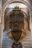 Saint-Philibert de Tournus. La nef<br> L'orgue de tribune de 1629. Réalisé par Jehan d'Herville, avec un buffet de Gaspar Simon, il est installé en nid d'hirondelle sur le mur de la chapelle Saint-Michel. L'ensemble est soutenu par un Hercule grimaçant. Il est orné d'anges sur le retable et de grotesques. Sculpture d'angelots sur le bas du buffet.