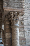 Saint-Philibert de Tournus. Le Cloître Saint-Ardain.<br> Les chapiteaux du cloître sont parmi les plus beaux de l’abbaye. Ils datent de la première moitie du 11e siècle et sont alors de la même époque que les chapiteaux de la crypte, du déambulatoire et de la chapelle du narthex. On y rencontre des décors végétaux et géométriques de type corinthien avec des feuilles nervurées, des palmes et des entrelacs