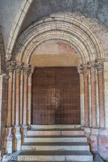Saint-Philibert de Tournus. Le Cloître Saint-Ardain.<br> Le portail sud de l’église et la voûte d’ogive de la dernière travée du cloître sont construits aux années 1230 par l’abbé Bérard.