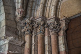 Saint-Philibert de Tournus. Le Cloître Saint-Ardain.<br> Les chapiteaux polychromes aux feuilles de lierre et les têtes sculptées de la voûte sont de style gothique.