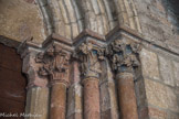 Saint-Philibert de Tournus. Le Cloître Saint-Ardain.<br> Les chapiteaux polychromes aux feuilles de lierre et les têtes sculptées de la voûte sont de style gothique.