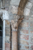 Saint-Philibert de Tournus. Le Cloître Saint-Ardain.<br> Chapiteau roman à oiseau.