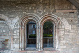 Saint-Philibert de Tournus. Le Cloître Saint-Ardain.<br> Le mur ouest ouvrant sur le cloître est percé de baies jumelées à boudins avec des colonnes et chapiteaux également du 13e siècle.