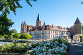 Selon toute vraisemblance, Paray-le-Monial trouve ses origines dans la construction au sommet d'une colline (l'actuel quartier de Survaux) d'une église consacrée en 977, et dans une vallée broussailleuse alors appelée Val d'Or, d'un prieuré (Paray I). Cette construction avait été envisagée vers 971 par le comte Lambert, premier comte héréditaire de Châlon-sur-Saône, fils de Robert, vicomte d'Autun et fidèle du roi Charles le Simple, en accord avec saint Maïeul, abbé de Cluny jusqu'en 994, en « reconnaissance des bienfaits de Dieu à son égard ».

Son fils Hugues Ier de Chalon, chanoine d'Autun, devenu comte de Châlon-sur-Saône en 988, fit don de cette Fondation à l'abbaye de Cluny en 999 lorsqu'il fut sacré évêque d'Auxerre.

Par la suite, saint Odilon, qui fut abbé de Cluny jusqu'en 1049, établit les moines sur les bords de la Bourbince où ils construisirent une nouvelle église (Paray II). Son successeur, Hugues de Semur, abbé de Cluny de 1049 à 1109, qui avait fait édifier une nouvelle abbatiale à Cluny (Cluny III), la jugeant alors insuffisante, la fit transformer par les bâtisseurs de Cluny III en une basilique (Paray III), qui englobe Paray II, et qui est celle que nous pouvons admirer de nos jours.