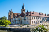 L’ancienne priorale : un exemple d'architecture romane clunisienne (XIe-XIIe siècles)
Le monastère est fondé vers 973 par le nouveau comte de Châlon, Lambert, aidé de saint Mayeul, quatrième abbé de Cluny. Son rattachement en 999 à l'ordre clunisien lui permet  de se développer, ainsi que le bourg avoisinant. Les moines vivaient à proximité des habitants, tout en étant isolés par leur propre clôture. L'édifice actuel, devenu 