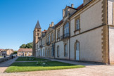 La priorale Notre-Dame, une image de Cluny III (XIe-XIIe siècles)
L'ancienne priorale de Paray-le-Monial a été reconstruite à partir du début du XIIe siècle, sous l'abbatiat d'Hugues de Semur (1049-1109). Ce grand abbé de Cluny, proche des papes et des empereurs, impulsa un rayonnement européen à l’ordre et fut à l'origine de la construction de l’abbatiale Cluny III, plus grande église d'Occident jusqu'à la reconstruction de Saint Pierre de Rome au début du XVIe siècle.