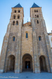 Seul le porche d'entrée, ou Galilée, est plus ancien (XIe siècle) : désaxé par rapport au reste de l'édifice, il appartient à la première construction. Doté d'une façade harmonique, dont la tour de droite est la plus ancienne, il comporte deux niveaux d'élévation. Le rez-de-chaussée a été largement restauré entre 1857 et 1860 par Eugène Millet, disciple d'Eugène Viollet le Duc. A l’étage se trouve la chapelle dédiée à l'archange saint Michel; elle offre une vue impressionnante sur l'intérieur de l'édifice. La tour à droite est de Paray II, celle de gauche, de Paray III.