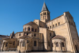 Le chevet est l’un des plus réussis du monde roman, avec son étagement de baies, d’arcatures et de toitures, bien que le clocher qui le surmonte ait été reconstruit au milieu du 19e siècle quand l’église fut restaurée par Millet. A l'image de cet édifice clunisien, les bâtisseurs de Paray-le-Monial reprirent le chevet à déambulatoire. Les volumes intérieurs se laissent deviner : absidioles des chapelles qui s'ouvrent sur le déambulatoire, entourant le chœur liturgique, siège de l'autel majeur. De droite à gauche : la porte Nord, la chapelle des fonts baptismaux qui fait partie du transept et qui est accolée à la travée du choeur, les absidioles des chapelles de St Blaise etde  St Joseph (la centrale).