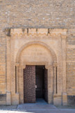 Le portail du croisillon nord, inspiré de l’art oriental et récemment restauré, est sans doute le plus beau des portails. Il est  décoré d’élégants motifs floraux et géométriques. Il s’inscrit dans un avant-corps avec pilastres cannelés et arcatures, souligné par des frises de rosaces en plat-relief entre des rangs de perles et de besants. Ce portail permettait aux moines d'aller dans le cloitre.