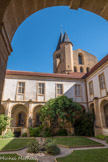 Le transept, aux hauts contreforts, est flanqué d’une tourelle au sud.