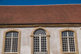 Au-dessus de la fenêtre, l'agraffe porte la date de la reconstruction des bâtiments, 1738. Il ne reste rien de ceux du monastère roman primitif.