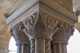 L’église conserve plus de 300 chapiteaux romans aux décors végétal et animal.