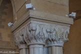 Lions affrontés et magots accroupis.