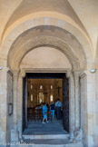 Le portail ouest, du 12e siècle, est soigneusement décoré. Il est flanqué de deux colonnes décorées d’entrelacs de vannerie et de chevrons brisés, surmontées de chapiteaux sculptés de pommes de pin et de feuilles d’acanthe. Les tailloirs aux billettes en damier reçoivent les voussures décorées de chevrons brisés et de rangs de perles. Le tympan nu est souligné par des feuilles d’acanthe.