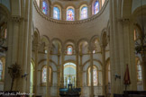 L’abside se compose de neuf arcatures décorées d’oves sur de hautes colonnes monolithes, surmontées d’une série de fenêtres hautes. Une corniche à petites arcatures souligne les fenêtres hautes décorées d’arcatures à billettes en damier et de colonnettes doubles.
