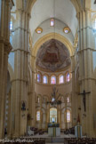 Le grand chœur de la basilique se compose d’une travée droite et d’une abside entourée d’un déambulatoire qui s’ouvre sur trois chapelles. La travée de chœur, flanquée de bas-côtés, reproduit celles de la nef avec sa voûte en berceau brisé et ses trois étages. Une baie et deux oculi s’ouvrent dans le mur-pignon au-dessus de l’arc triomphal.
