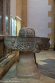 Un bénitier des années 1500 provenant du cloître est conservé dans le croisillon nord : il présente une vasque en granit et un décor de feuillages, d’animaux et des armes de Jacques d’Amboise.