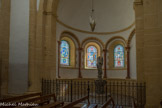 A l’origine, chaque croisillon s’ouvrait sur une chapelle orientée en cul-de-four. Seule l’absidiole nord est conservée, actuellement chapelle des fonts baptismaux, décorée de quatre arcatures à besants avec colonnes, chapiteaux et trois baies.