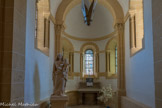 Les chapelles rayonnantes sont dédiées à St-Joseph (centre, ici), à St-Blaise (nord) et à Ste-Thérèse (sud). Elles se composent d’une travée droite en berceau (qui n’existait pas à Cluny), d’un arc en plein cintre sur deux pilastres cannelés avec chapiteaux, et d’une petite abside en cul-de-four avec trois baies à colonnettes.