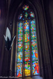 En bas, Jessé de la poitrine duquel sort l'arbre, son fils le roi David avec sa lyre, les parents de la Marie, Anne et Joachim et, en haut, La vierge avec l'Enfant.