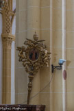 Ce tintinnabule, ou sonnette, est l'autre emblème des basiliques.