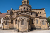 Le chevet. Chaque niveau est rehaussé d'éléments décoratifs antiquisants : frise de billettes, modillons et pilastres cannelés autour des fenêtres hautes de l'abside.