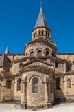 L’étagement pyramidal des masses et des toitures est d’un très bel effet : les chapelles, le déambulatoire, l’abside, le pignon du chœur et le clocher marquent cinq niveaux. Les chapelles rayonnantes, avec pignons et absides avec colonnes-contreforts et frise de billettes, précèdent le mur à pans coupés du déambulatoire. L’abside présente de hautes baies, avec des arcatures à besants et des pilastres cannelés, et une corniche avec arcatures.