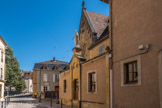 Au cœur du sanctuaire, la chapelle des Apparitions (XVIIe-XIXe siècles) <br> Les visitandines s'installèrent à Paray-le-Monial en 1626 dans une maison capable de loger 20 à 22 religieuses, dans l'actuelle rue de la Paix. Ce logement étant trop petit pour accueillir les postulantes, il y eut un échange de bâtiment avec les jésuites, en 1632, ce qui permit à l’ordre féminin d'acquérir leur site actuel rue de la Visitation. La construction de la chapelle commença en 1633.