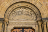 Au cœur du sanctuaire, la chapelle des Apparitions (XVIIe-XIXe siècles) <br> Le tympan s'inspire de celui de Charlieu (Loire). Il représente la Cène au moment où Jésus bénit le pain devant ses disciples.