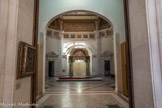 Le musée du Hiéron. <br> Agno Divino in Hostia praesenti /JURE SUO / Imperium competit in gentes uni : « A l'Agneau Divin présent dans l'Hostie / DE DROIT / appartient l'empire sur toutes les nations » Cette inscription renvoie à la muséographie d'origine. La première galerie était alors dénommée « Salle du Droit ». Elle montrait le droit donné au Christ de régner sur terre par l’institution de l'Eucharistie. Les cartouches gravés en latin sur les pilastres présentent les 