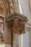 Le tympan d’Anzy-Le-Duc <br> Les chapiteaux latéraux agrémentés de feuillages portent chacun un personnage sculpté tenant un phylactère. Il pourrait s'agir de prophètes.