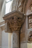 Le tympan d’Anzy-Le-Duc <br> Les chapiteaux latéraux agrémentés de feuillages portent chacun un personnage sculpté tenant un phylactère. Il pourrait s'agir de prophètes.