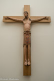 Le Christ de l’église Saint-Pierre-aux-Liens de Varenne-l’Arconce (71). <br> Bois de saule polychrome, croix en chêne. Cette pièce exceptionnelle a pu être datée entre la fin du 11 e et le début du 12 siècle, faisant de la sculpture le plus ancien Christ crucifié d'époque romane en Bourgogne.
La finesse de l'œuvre, la polychromie et le remarquable décor à poinçon du périzonium ont été révélés grâce à un important travail de restauration