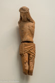Christ au sourire. <br> Cette pièce originale dans les collections françaises est un Christ de calvaire en terre cuite de la première moitié du 16e siècle. Les trous ménagés dans la partie supérieure permettaient l'insertion d'épines en bois pour figurer la couronne, dont on a retrouvé quelques fragments. L'expression sereine du visage étonne ainsi que la position penchée de la tête, invitant subtilement le visiteur à s'approcher de la sculpture.