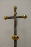 Croix de procession 16e siècle.<br> Sur la face, le Christ a ses pieds maintenus par un clou et porte un périzonium court noué sur la hanche droite. Au revers, une Vierge à l'enfant couronnée est entourée de quatre médaillons circulaires émaillés eprésentant le Tétramorphe.