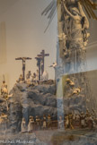 Via Vitae. <br> La Flagellation, au-dessus, la Crucifixion, à droite La Résurrection, avec les soldats qui s’agrippent au flanc de la montagne, effrayés par l’ange qui ouvre le tombeau d’où jaillit l’eau.