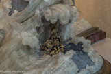 Via Vitae. <br> > Au revers, au centre, la femme assise sur un trône représente l’Orgueil et l’Egoïsme avec à ses pieds, les sept péchés capitaux enlacés par les tentacules du diable qui pose la main sur une tête de mort.