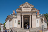 Le musée du Hiéron. Une architecture originale inspirée de Gustave Eiffel (XIXe siècle)<br> Le musée du Hiéron, conçu par l'architecte parisien Noël Bion entre 1890 et 1893, est un des rares bâtiments construits dès l'origine pour remplir la fonction de musée. Son nom Hiéron, vient de la racine grecque hieros qui signifie sacré, mais il s'agissait également du nom donné aux temple-palais dans la Grèce antique, à l'intérieur desquels les sages élaboraient les lois d'inspiration divine.
La forme générale de la construction, un cœur stylisé, était souhaitée de la part de l'architecte, comme un rappel de l'histoire religieuse de la ville. Sa rénovation en 2005 par les architectes Catherine Frenak et Béatrice Jullien lui a redonné vie.