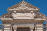 Le musée du Hiéron.<br> La façade monumentale est marquée d'une iconographie chrétienne : le fronton présente parmi un ensemble de symboles, la tiare papale à la clef de voûte at la colombe de l'Esprit-Saint en son centre. Quant aux chapiteaux d'influence corinthienne, ils portent le chrisme du Christ, formé par l'imbrication de ses deux premières lettres grecques “chi” et “rhô