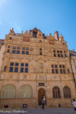 Maisons « Jayet ».<br> Maison d’habitation édifiée entre 1525 et 1528 par Pierre Jayet, riche marchand drapier, séduit par la renaissance italienne (c’est le style des châteaux de la Loire). Une demeure 
Construite entre 1525 et 1528, la façade de ce bel hôtel particulier est plaquée sur des structures plus anciennes : l'étude du bâti a mis en évidence deux périodes de construction antérieures. La seconde pourrait être datée de la fin du XVe siècle grâce à l'existence de l'escalier à vis permettant l'accès aux étages. Le style de la façade appartient à la première Renaissance, celle des châteaux de la Loire. Outre ses nombreuses sculptures, son éclat était sans doute rehaussé par une riche polychromie dont quelques traces sont apparues lors de sa restauration en 1994.