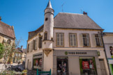 Puissante au XVIe siècle, la communauté protestante de Paray-le-Monial constitue, au XVIIe siècle, une minorité stable d'une cinquantaine de familles. Sa vie s'organise autour du temple (1607), situé Cours Jean Jaurès, du collège (1604), du cimetière, sur l’île de la Bourbince et de ses ateliers. Dans la seconde moitié du siècle, les protestants se concentrent sur un axe reliant la place Guignault et la rue des Deux ponts. Ils construisent de nombreuses maisons dont certaines ont le style des maisons de maître flanquées d’une tourelle d'angle. Ralliés à un calvinisme libéral, ils impulsent, de pair avec le monastère de la Visitation, un humanisme chrétien unificateur tandis que la cohabitation avec les catholiques se fonde sur la liberté de conscience, la tolérance et l'égalité des droits.